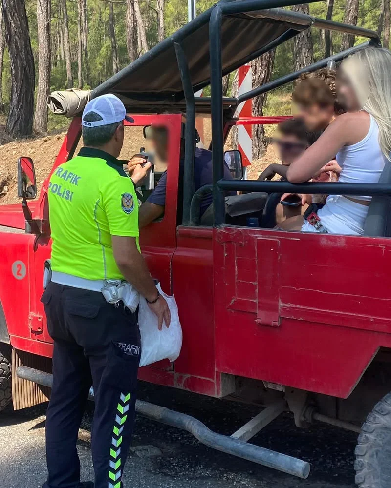 Turistleri taşıyan safari aracının sürücüsü Alkollü çıktı