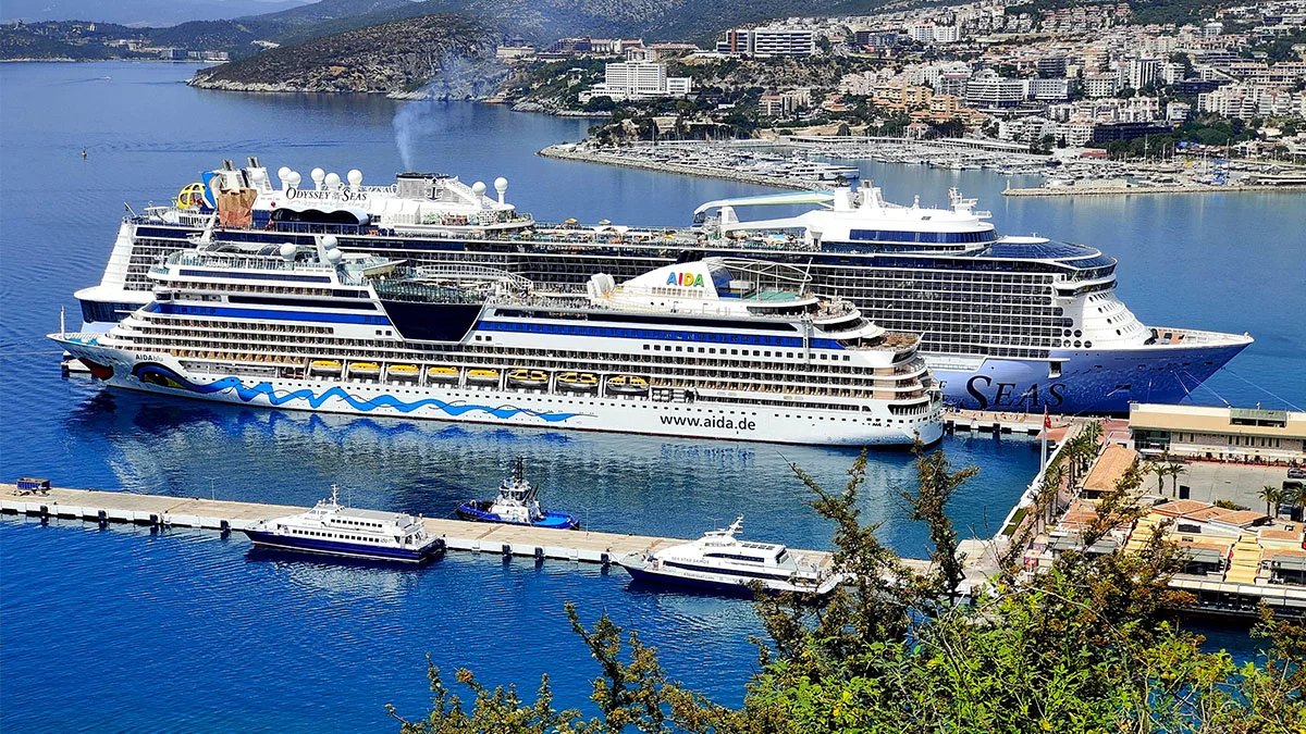 Aynı anda 2 kruvaziyer, 7 bin turist!