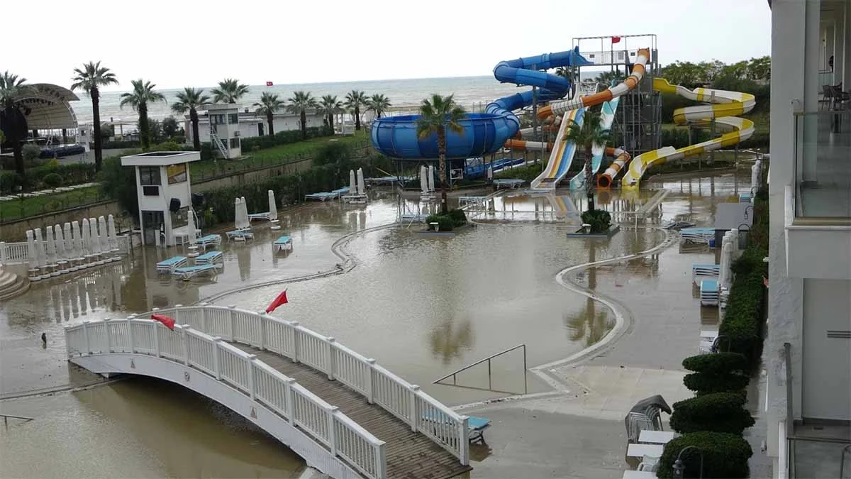 Antalya’da 5 yıldızlı oteli su bastı: 500 turist tahliye edildi