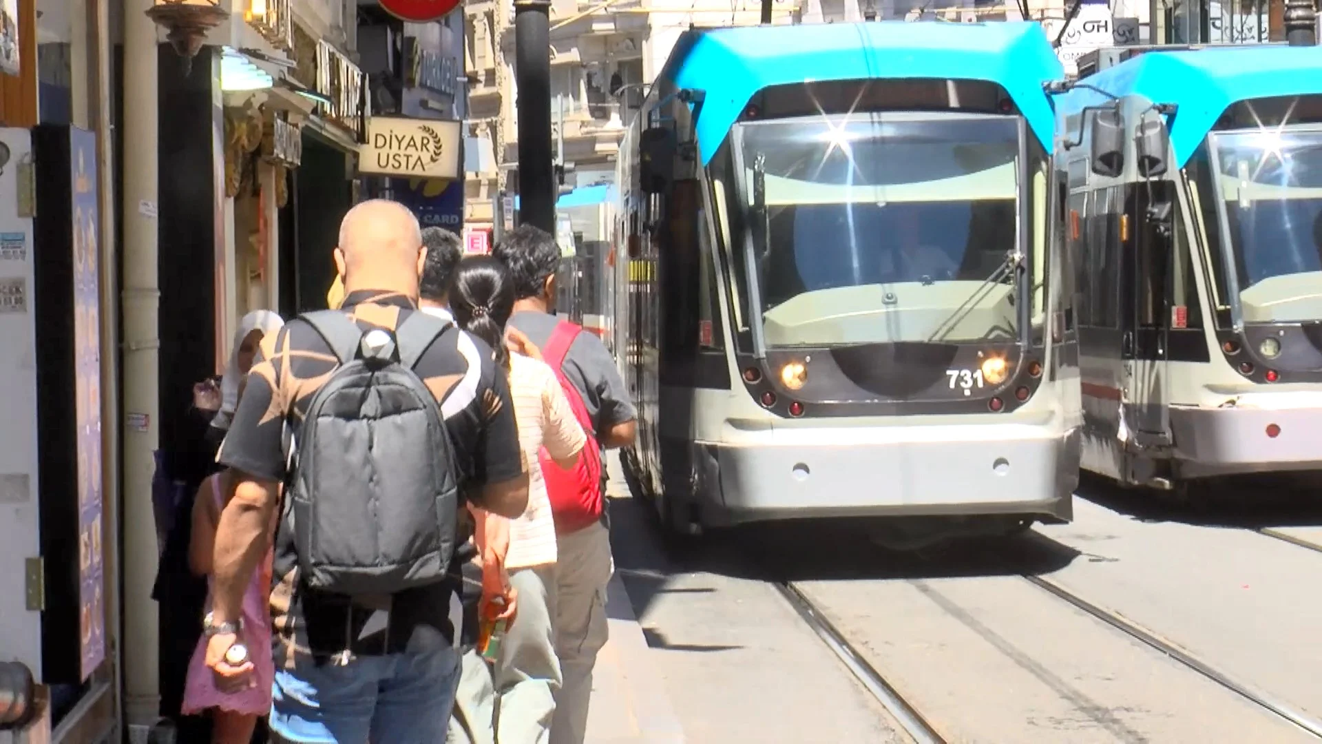 Sirkeci'de tramvayın çarptığı turist kaldırıma savrularak yaralandı