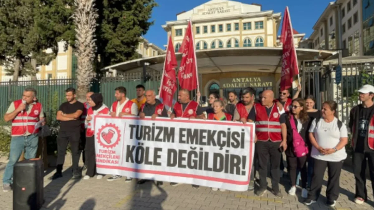 Antalya’da aylardır maaş alamayan otel çalışanları Antalya Adalet Sarayı önünde eylem yaptı