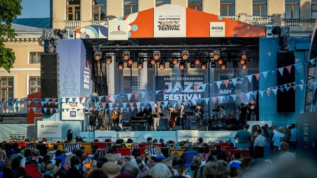 Akra Jazz Band, St.Petersburg’da müzikseverlerle buluştu