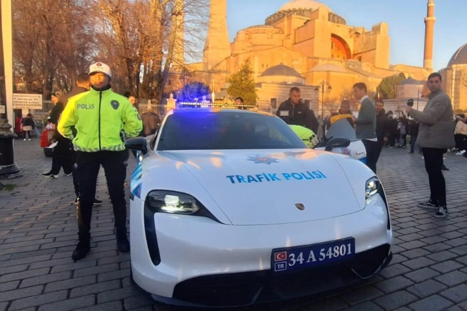 Suç örgütlerinin lüks araçları polis otosu oldu: Turistler büyük ilgi gösterdi