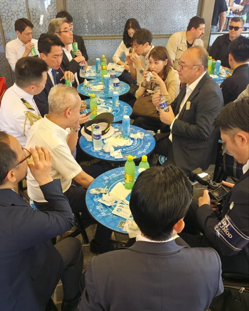 Japonya Savunma Bakanı'ndan Eminönü'nde Balık Ekmek keyfi