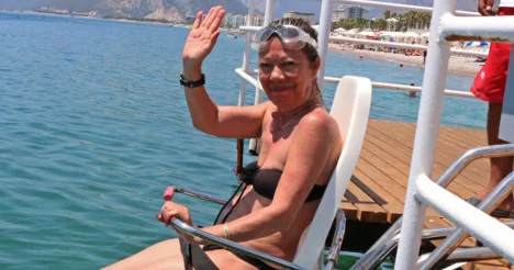 Antalya’da engelli bireylerin plaj keyfi