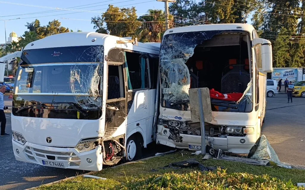 Antalya'da otel çalışanlarını taşıyan servis araçları çarpıştı: 13 yaralı