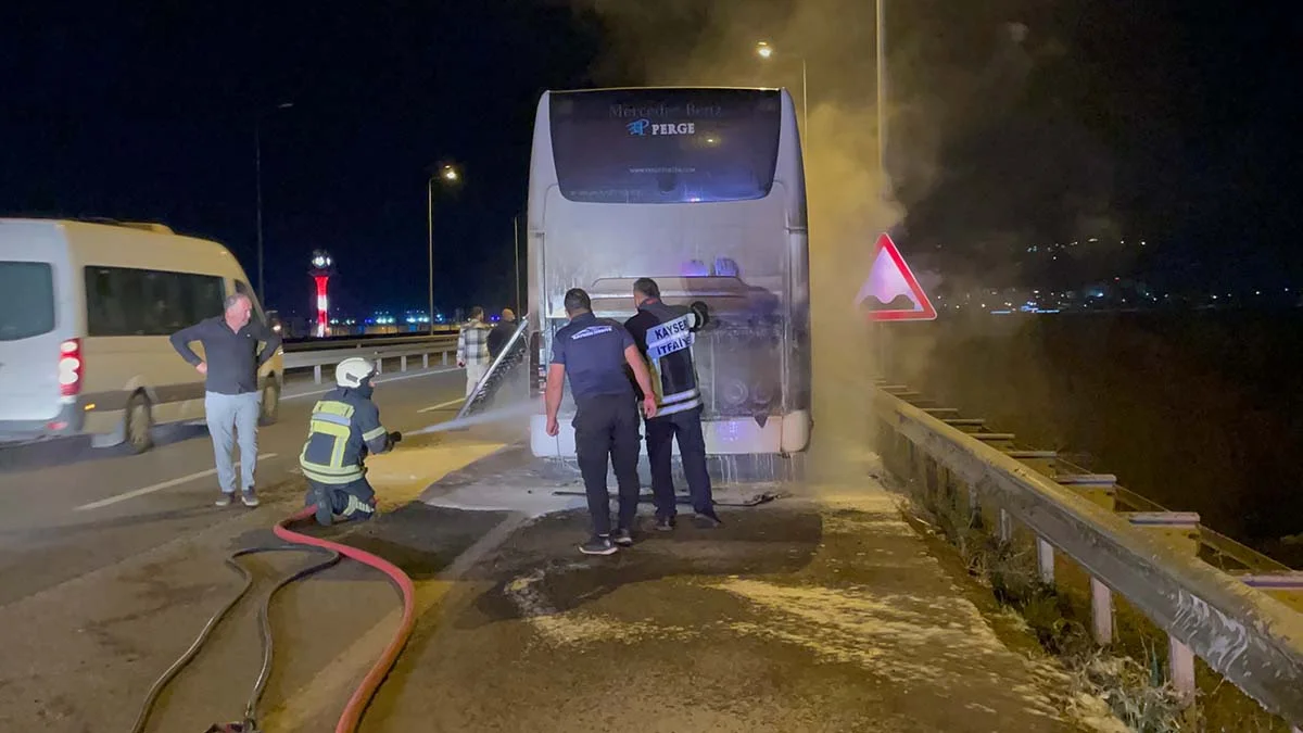 Turistleri taşıyan otobüs seyir halindeyken alev aldı