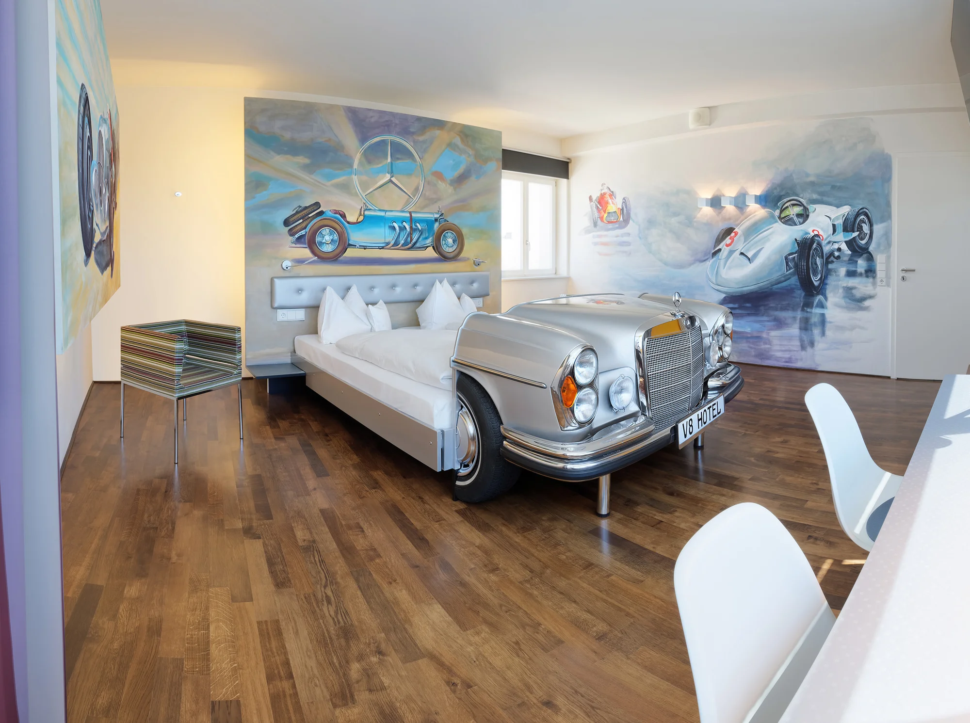 Retro arabalarla dolu benzersiz bir otel: V8 Hotel