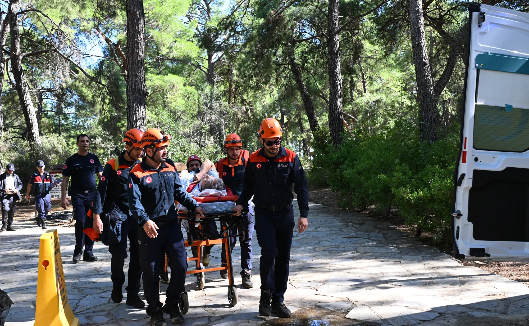 Kurşunlu Şelalesi'nde gezerken 6 metreden düşen Rus turist kurtarıldı