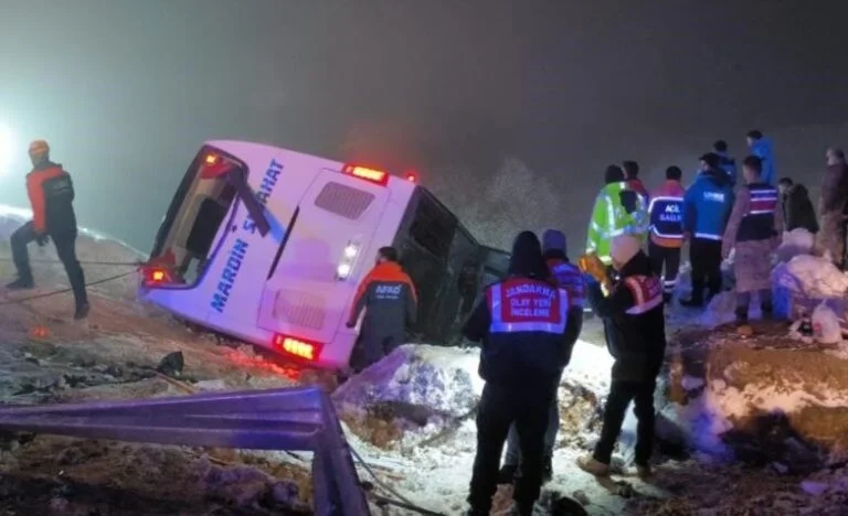 Bingöl'de yolcu otobüsü devrildi: 5 ölü 32 yaralı