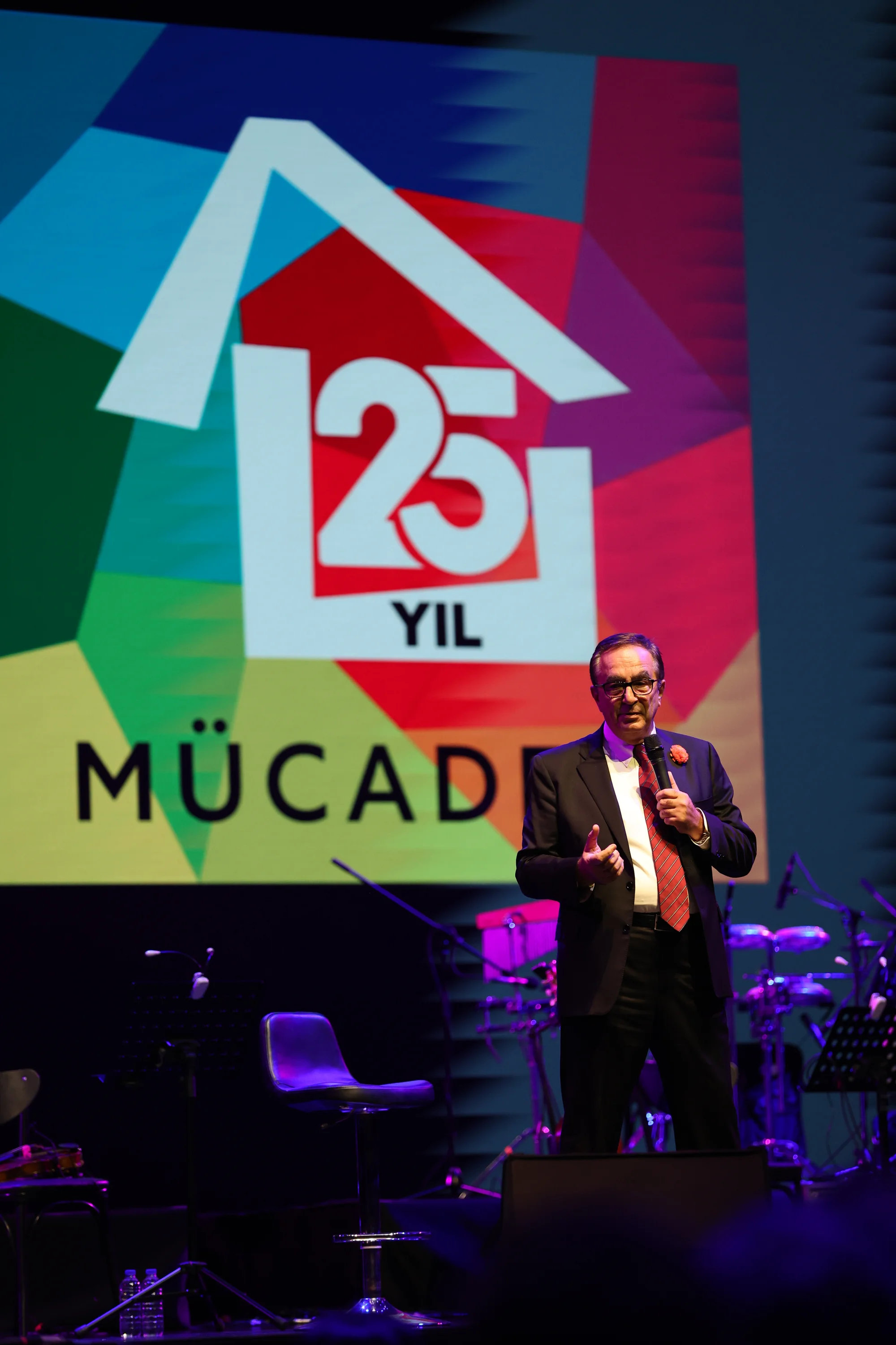 LÖSEV’in 25. Yıl Galası, Cosmos Theatre’da gerçekleştirildi