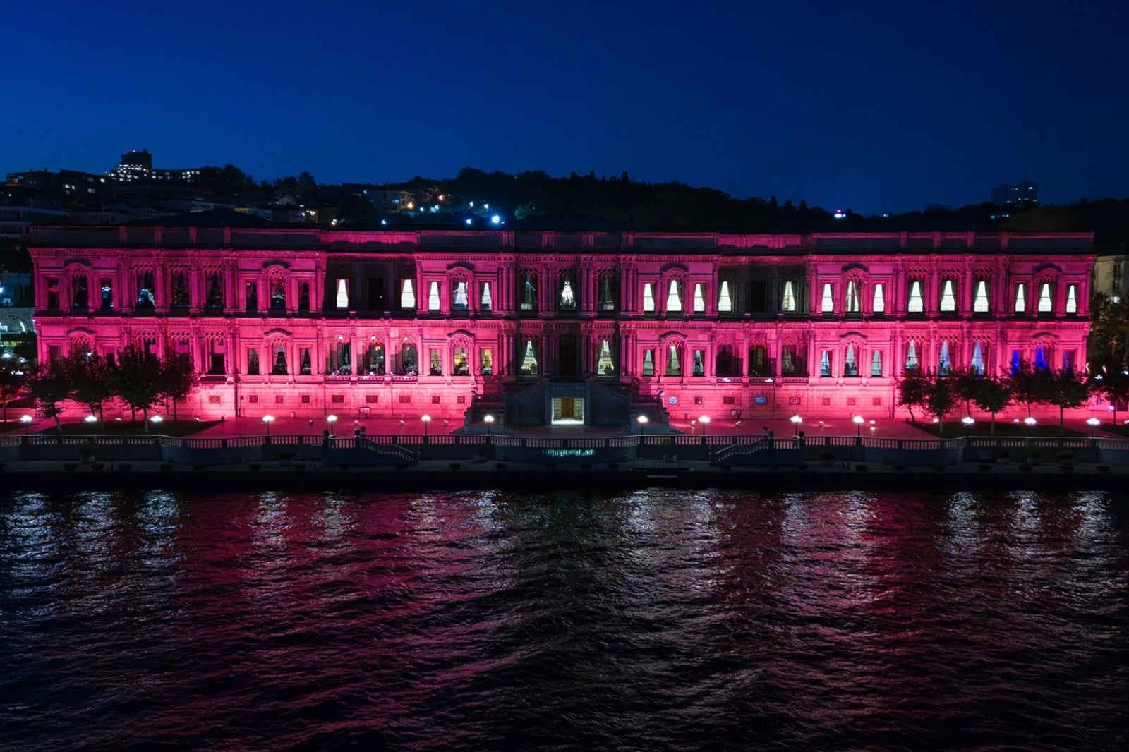 Çırağan Palace Kempinski, “Meme Kanseri” için pembeye büründü