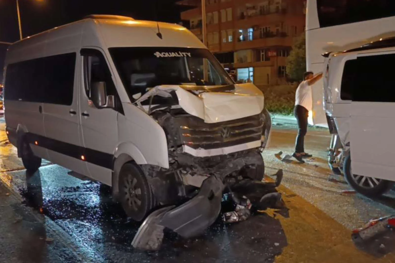 Tur minibüsleri birbirine girdi, turistler hastane yerine otellerine gitti