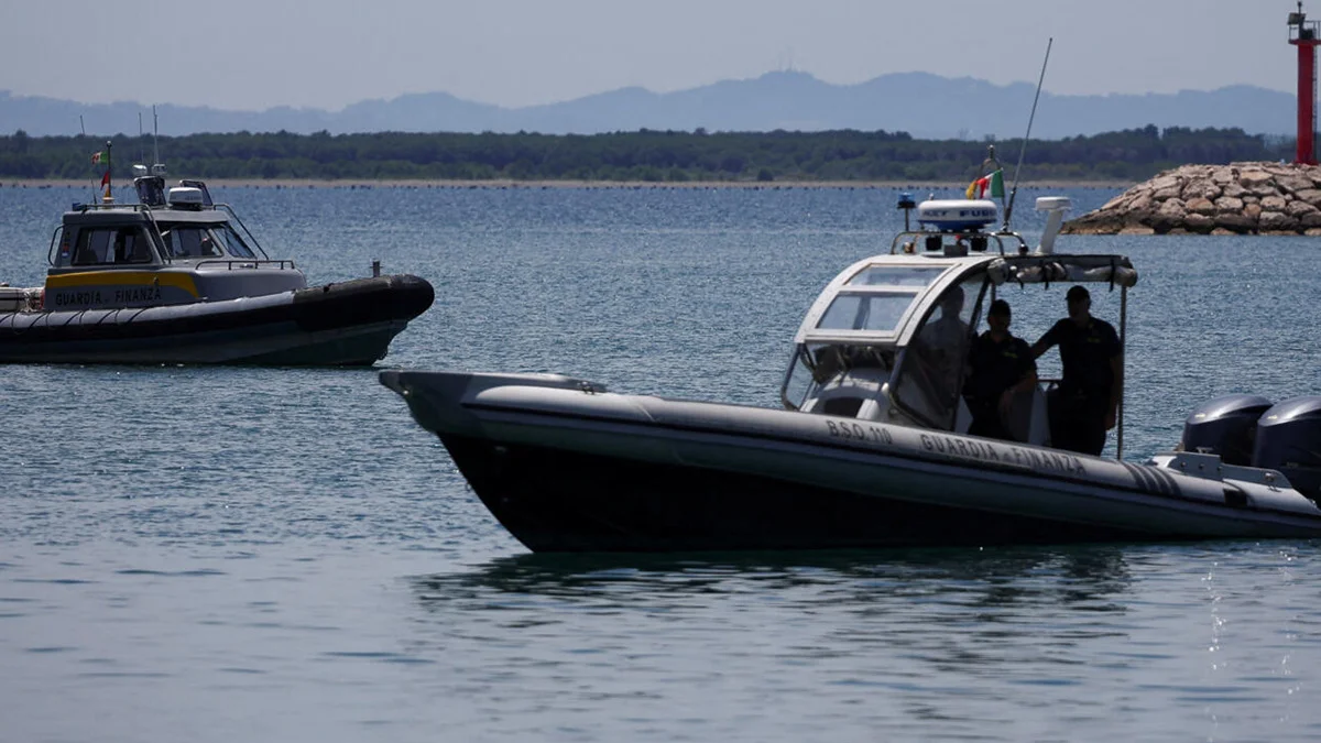 Turistleri taşıyan yelkenli battı: 7 kayıp
