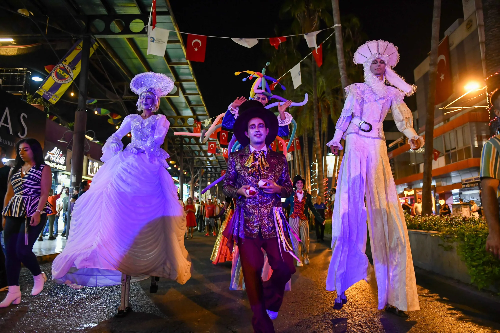Tarihi Kaleiçi sokakları festivalle renklendi