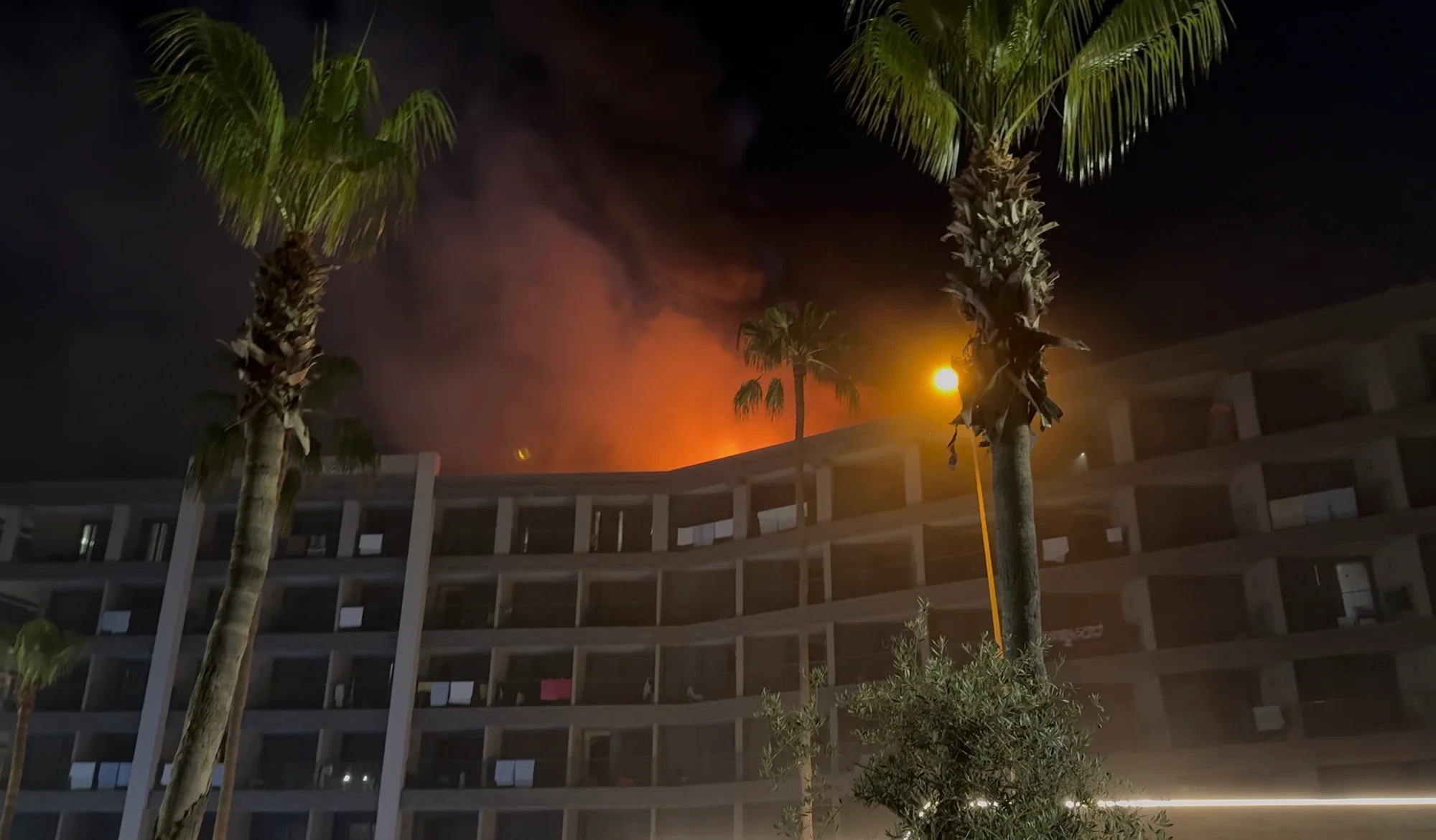 Alanya’daki otelin çatısında korkutan yangın