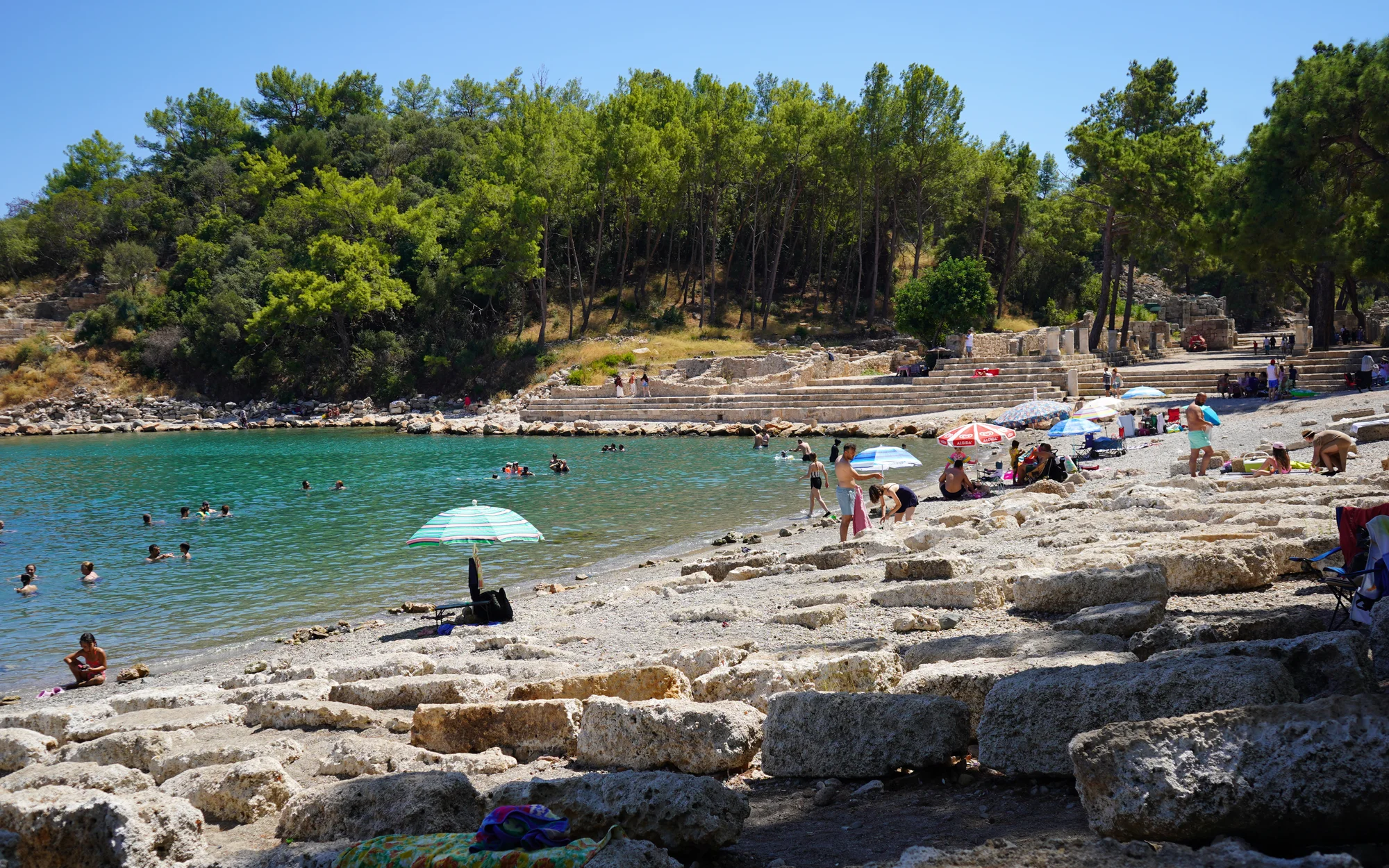 Antalya’nın en çok ziyaret edilen antik kenti Phaselis’e, ilgi bu sene de yoğun
