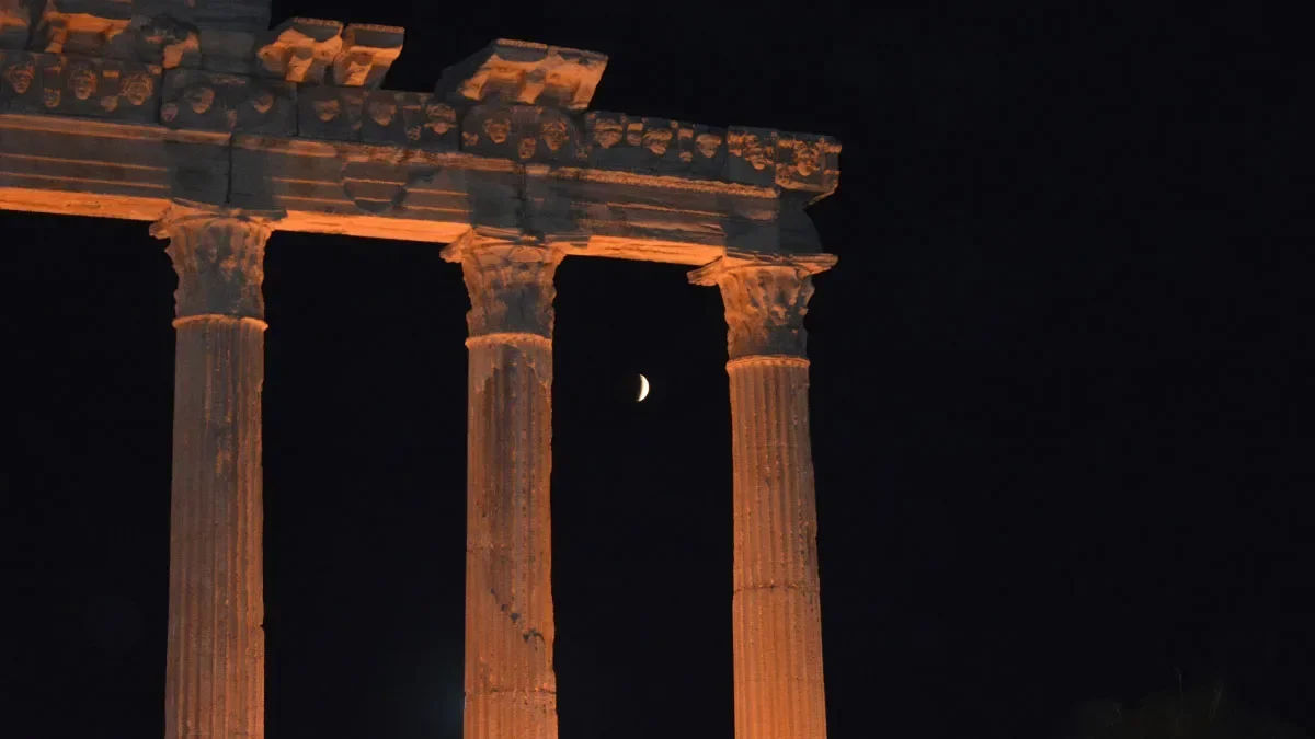 Turistler, Apollon Tapınağı'nda kanlı ay tutulmasını izledi