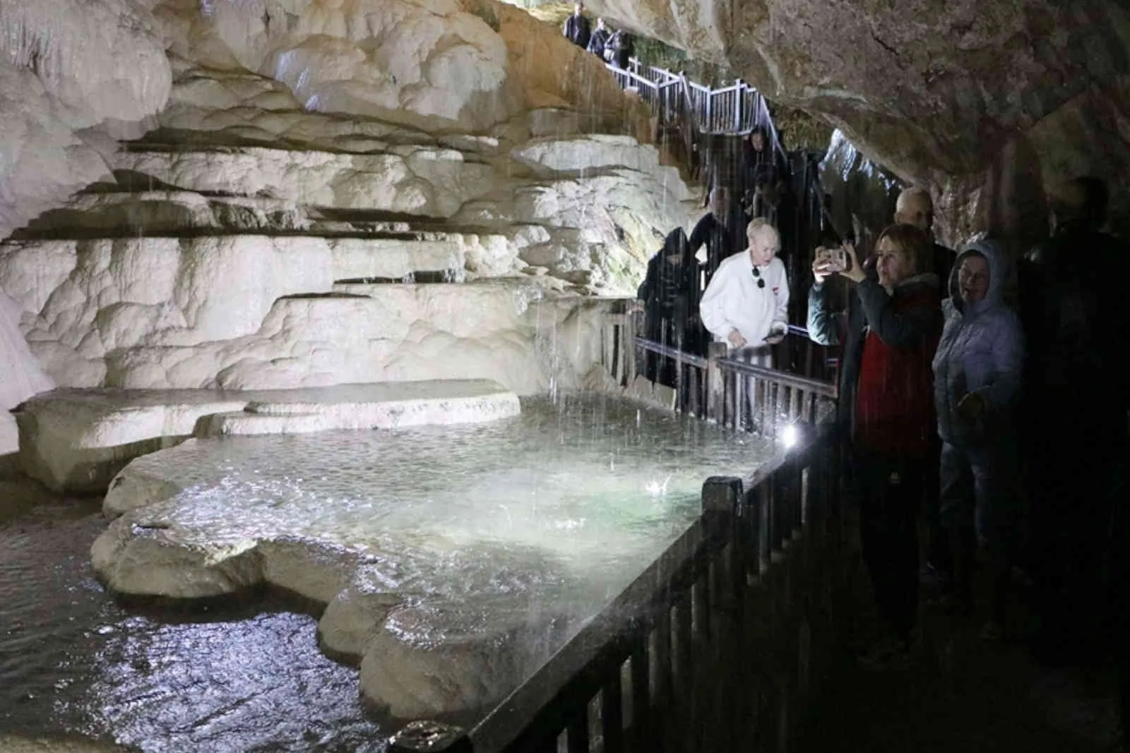 İnternetten gören koşarak gidiyor: Yer altındaki Pamukkale