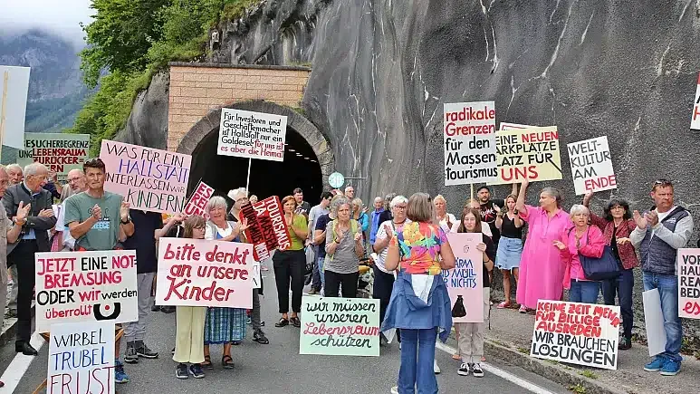 “Aşırı turizmi” protesto için yolu trafiğe kapattılar