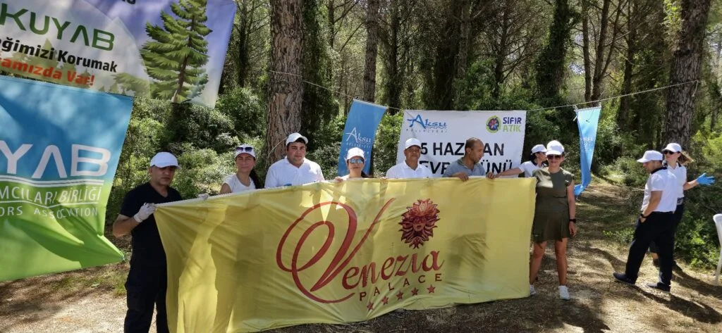 Venezia Palace Deluxe Hotel çalışanları Kumköy ormanında çevre temizliği yaptı