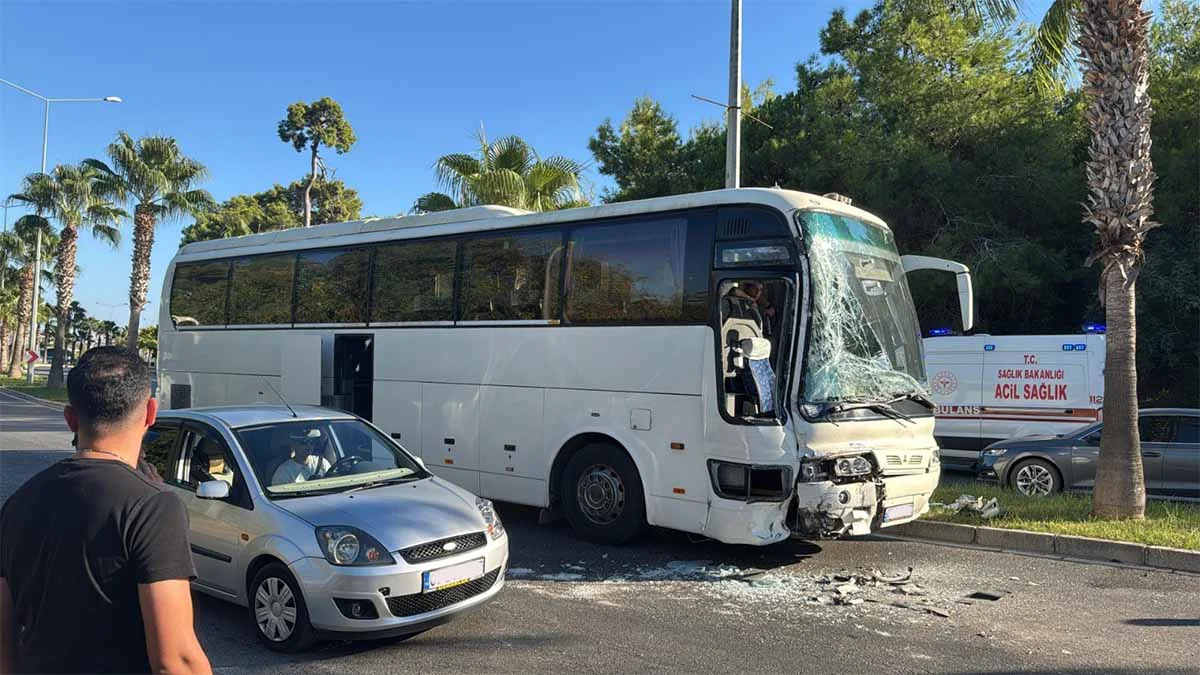 Antalya’da otel servisi su tankerine arkadan çarptı: 1 yaralı