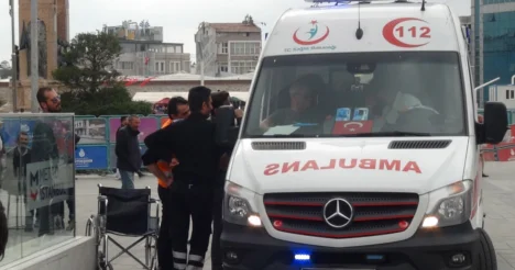 Turistin ayağı yürüyen banda sıkıştı