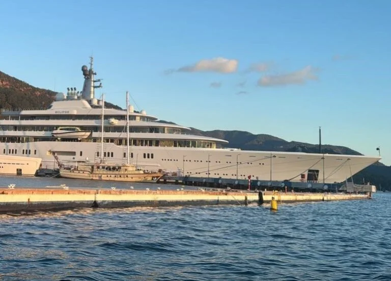 Abramoviç'in 1,2 milyar dolarlık yatı 3 yıldır Marmaris'te demirli