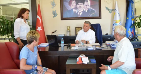 Alman turistler 27 yıldır tatillerini Kuşadası’nda geçiriyor