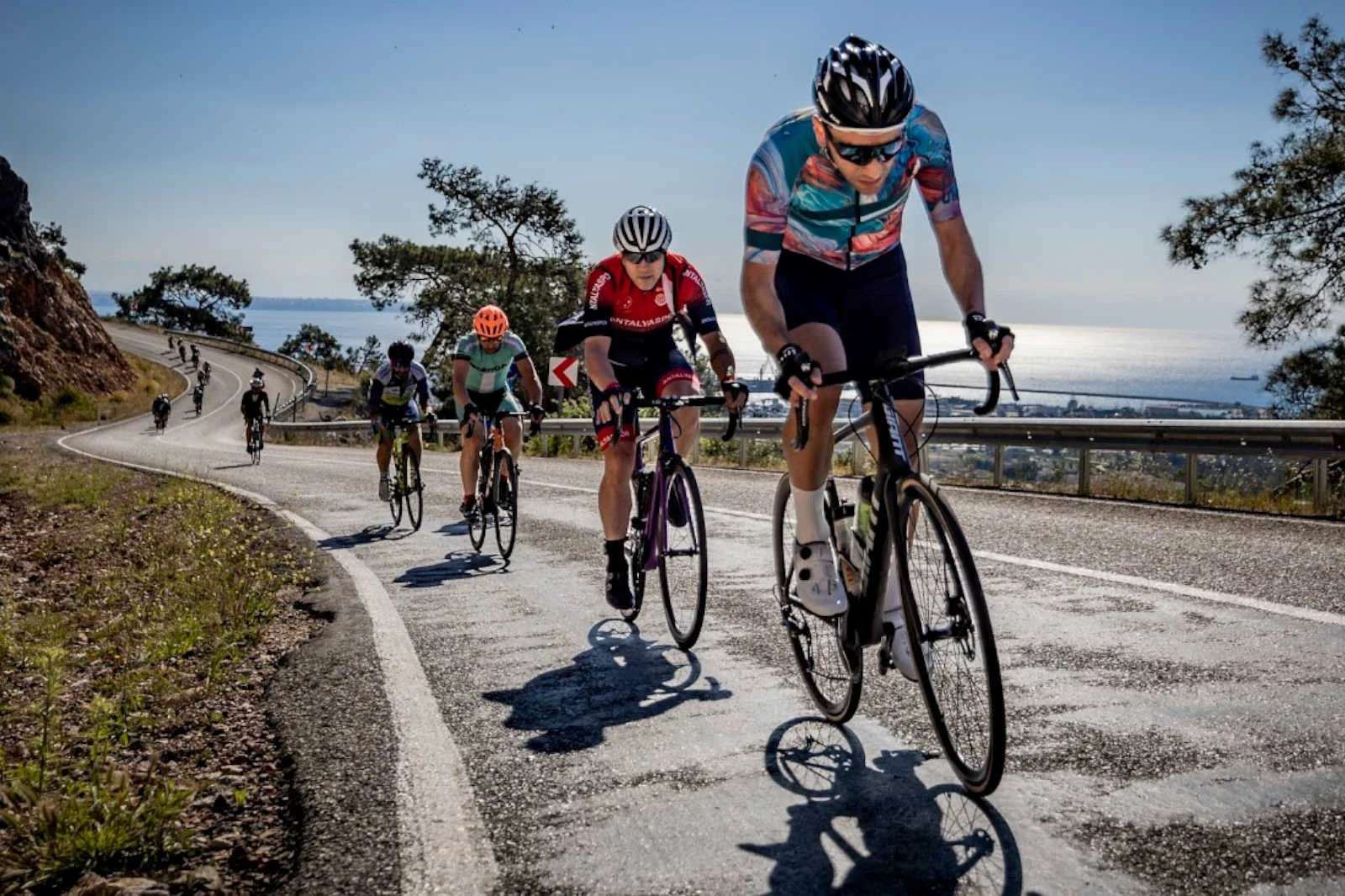 AKRA Gran Fondo'da pedallar, Kemer'in eşsiz manzarasında dönecek