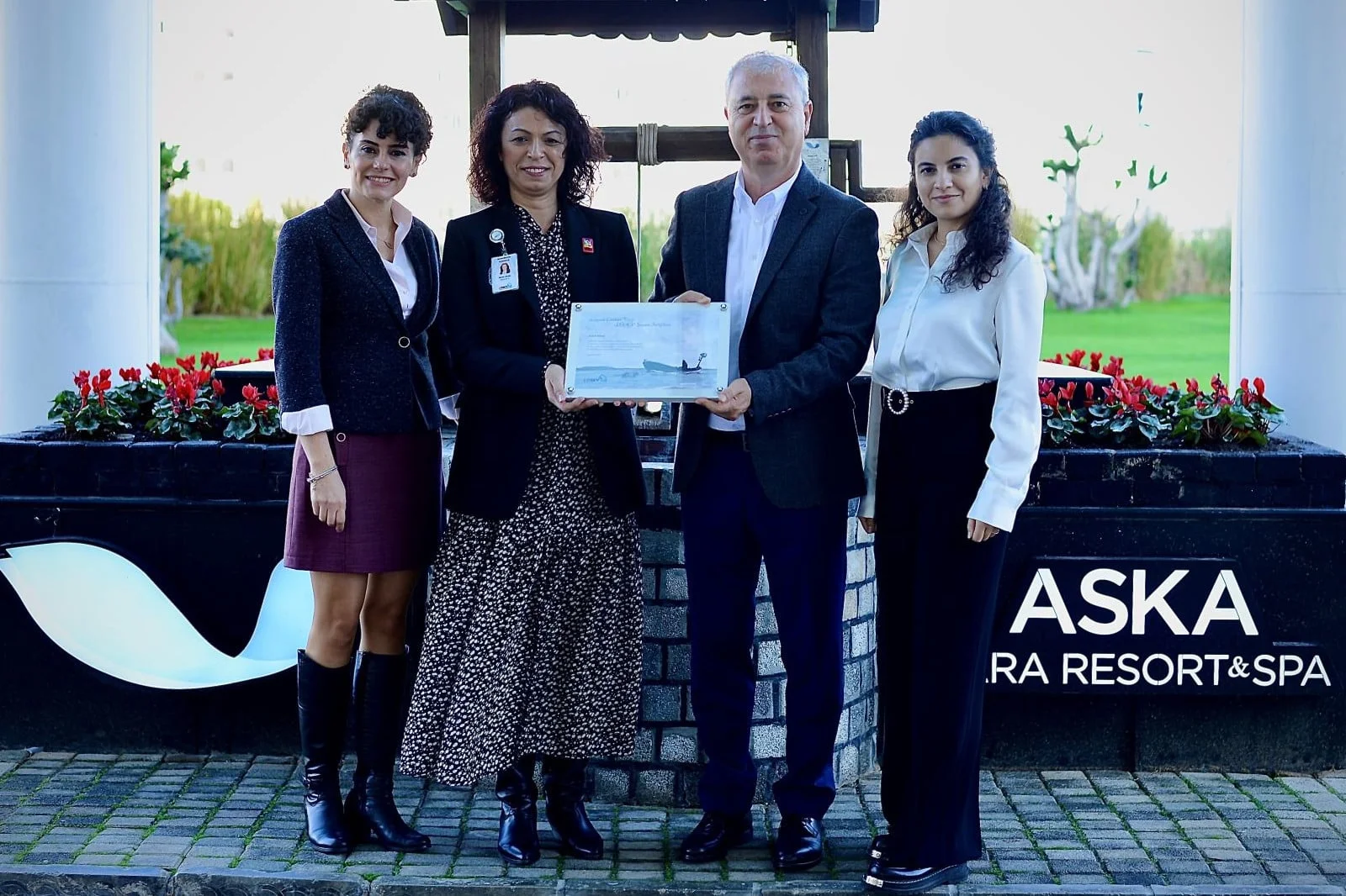LÖSEV’den Aska Hotels’e teşekkür plaketi