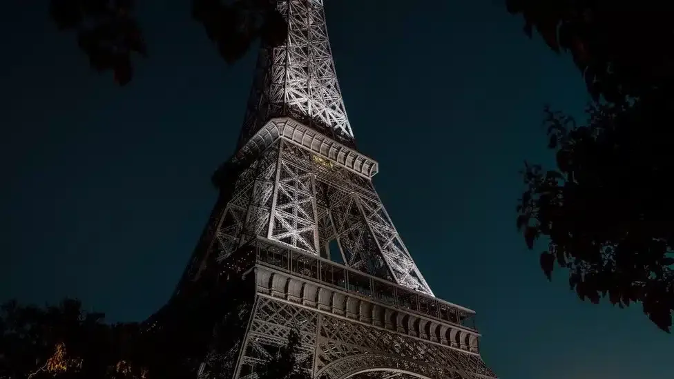 Sarhoş turistler Eiffel Kulesi’nde mahsur kaldı