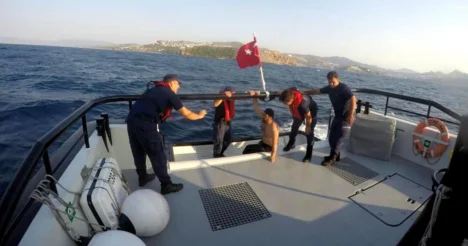 Otelin sahilinde denize giren tatilci fazla açıldı, Sahil Güvenlik 5 saat sonra kurtardı