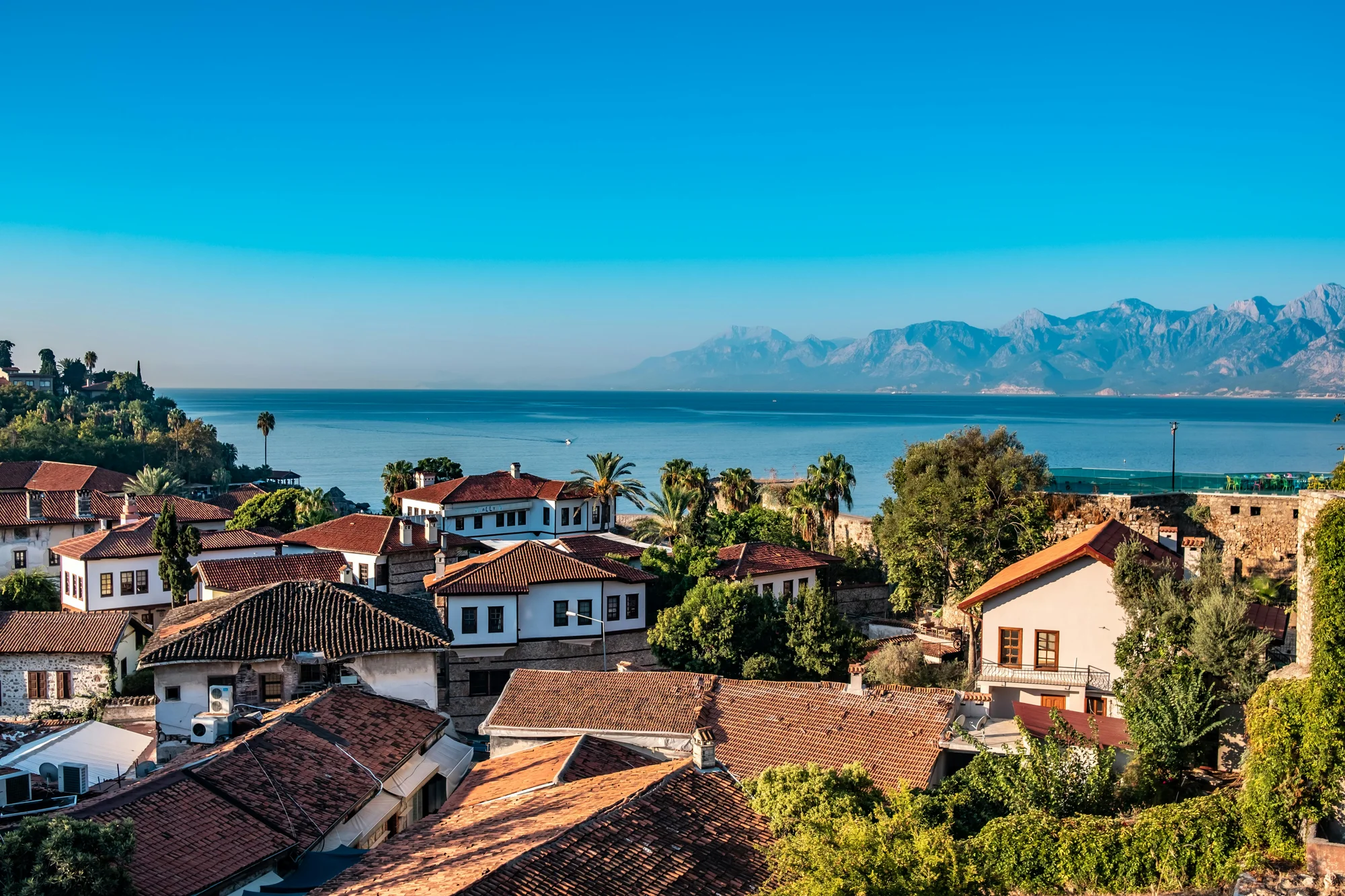 Antalya’nın turizm merkezi Kaleiçi, hava kararınca nüfusunun 100 katını ağırlıyor
