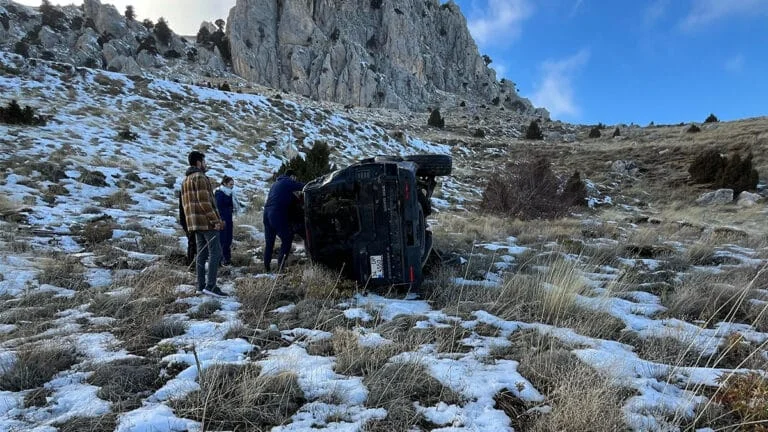 Antalya-Saklıkent’e çıkan otomobil, uçurumdan yuvarlandı