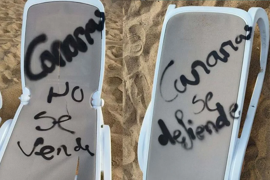 İspanya'da aşırı turizm karşıtı protestocular yüzlerce şezlonga grafiti çizdi