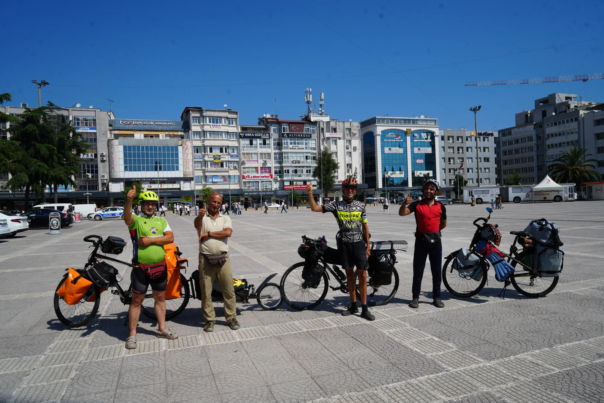 Karadeniz'i bisikletle keşfeden turistler, Türk misafirperverliğine hayran kaldı