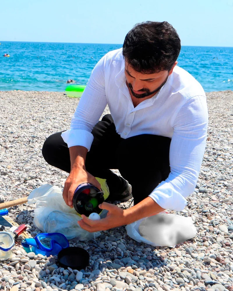 Antalya’da tatilcilerin denize düşürdüğü eşyalar ile sokak hayvanlarını tedavi ettiriyor
