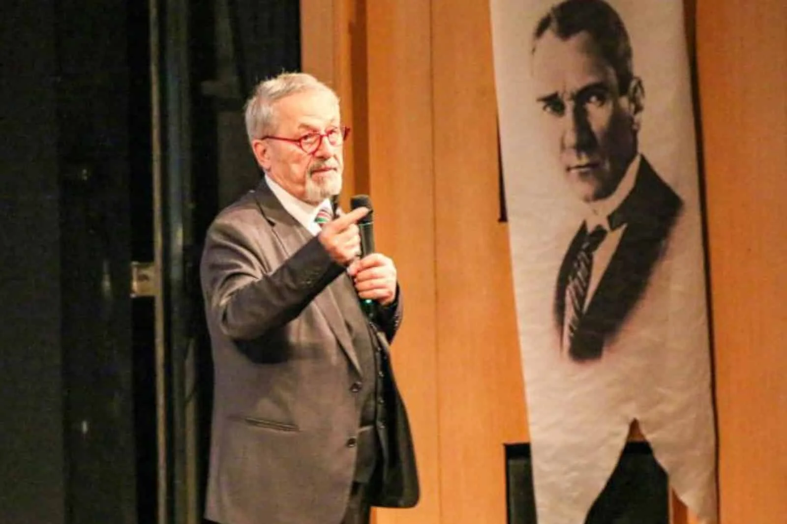 Naci Görür, Antalya’da turizmcilere seslendi: “Depreme hazır olun”