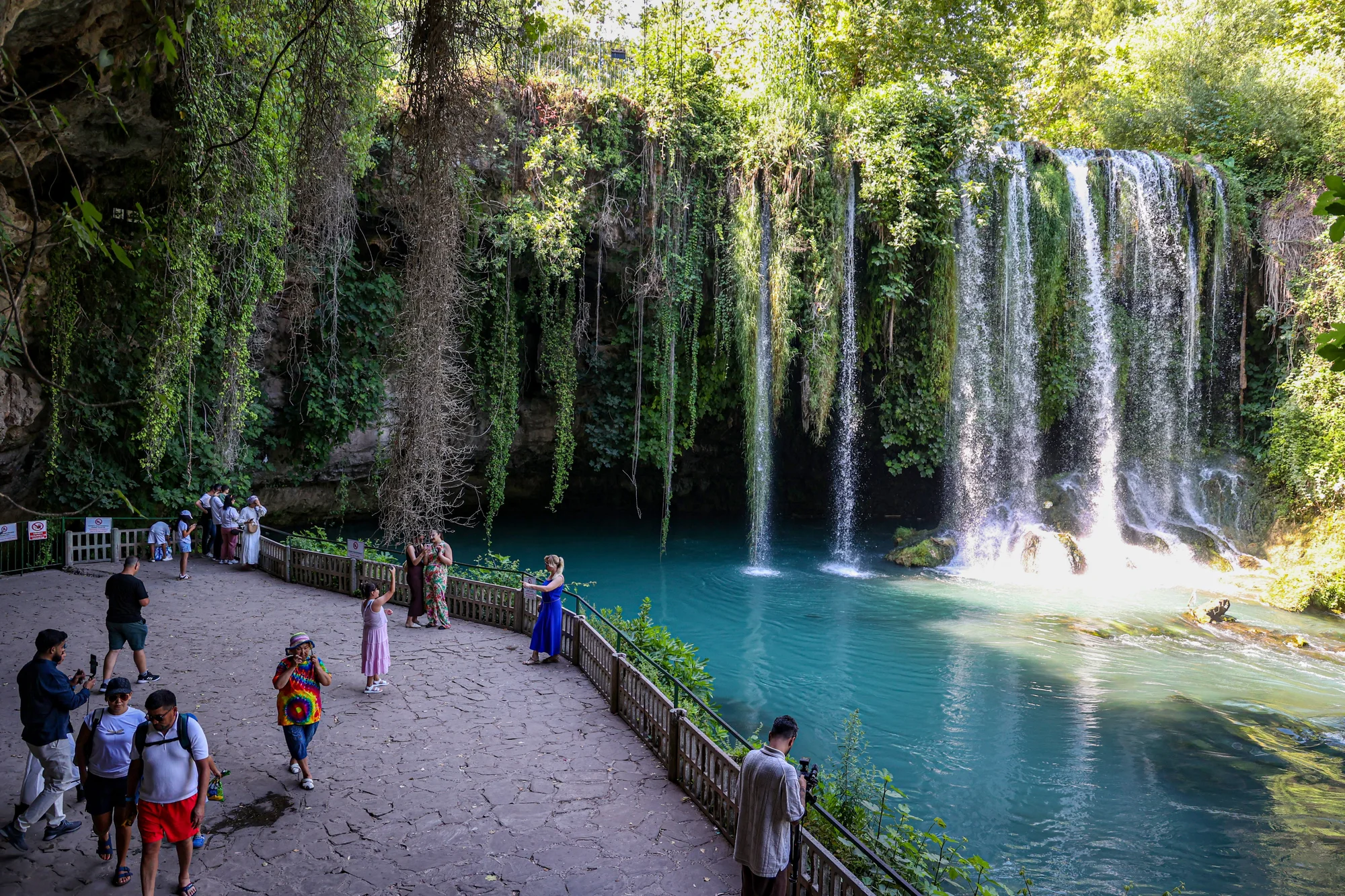 Sıcak Antalya günlerinde turistlerin uğrak noktası: Düden Şelalesi
