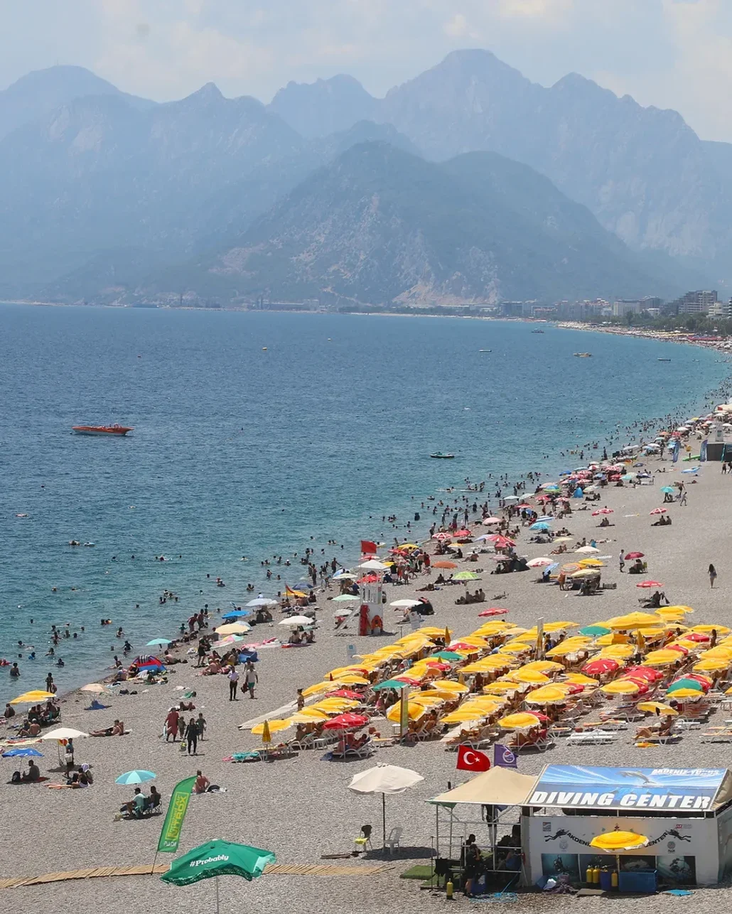 Antalya'da hissedilen sıcaklık 40 dereceyi gördü sahiller doldu