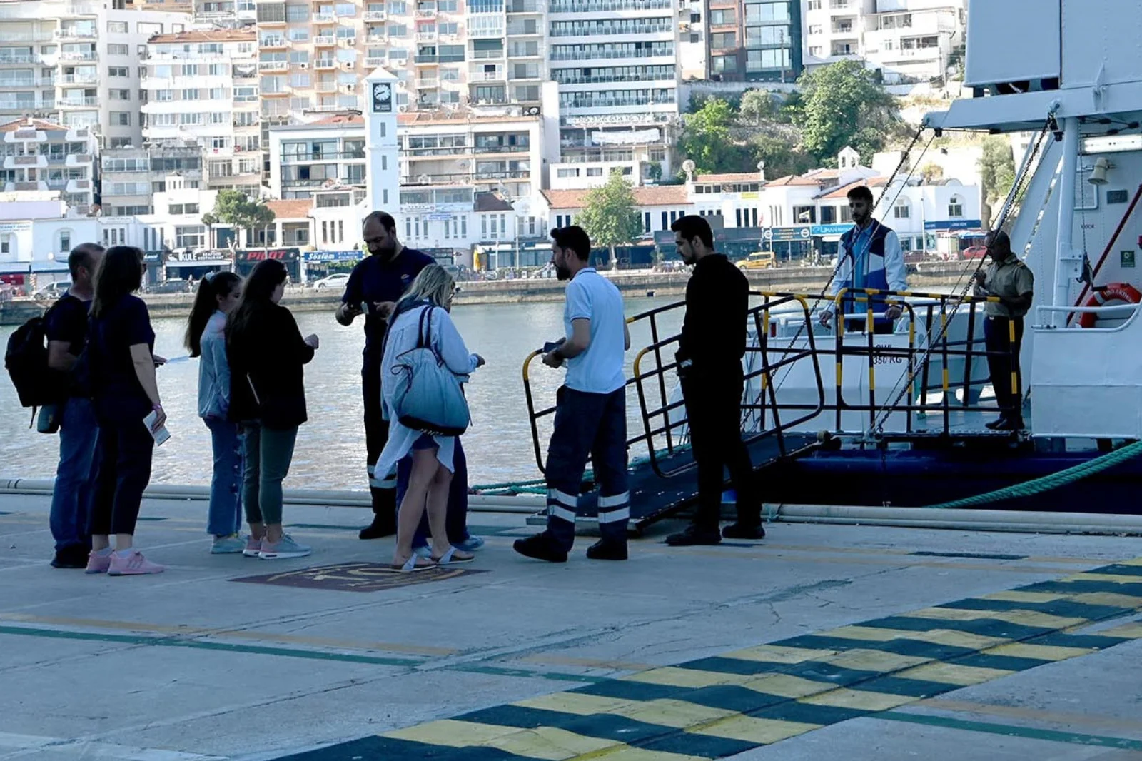 Yunan adalarına akın eden Türk turistler: “Türkiye’de otel fiyatları çok pahalı”