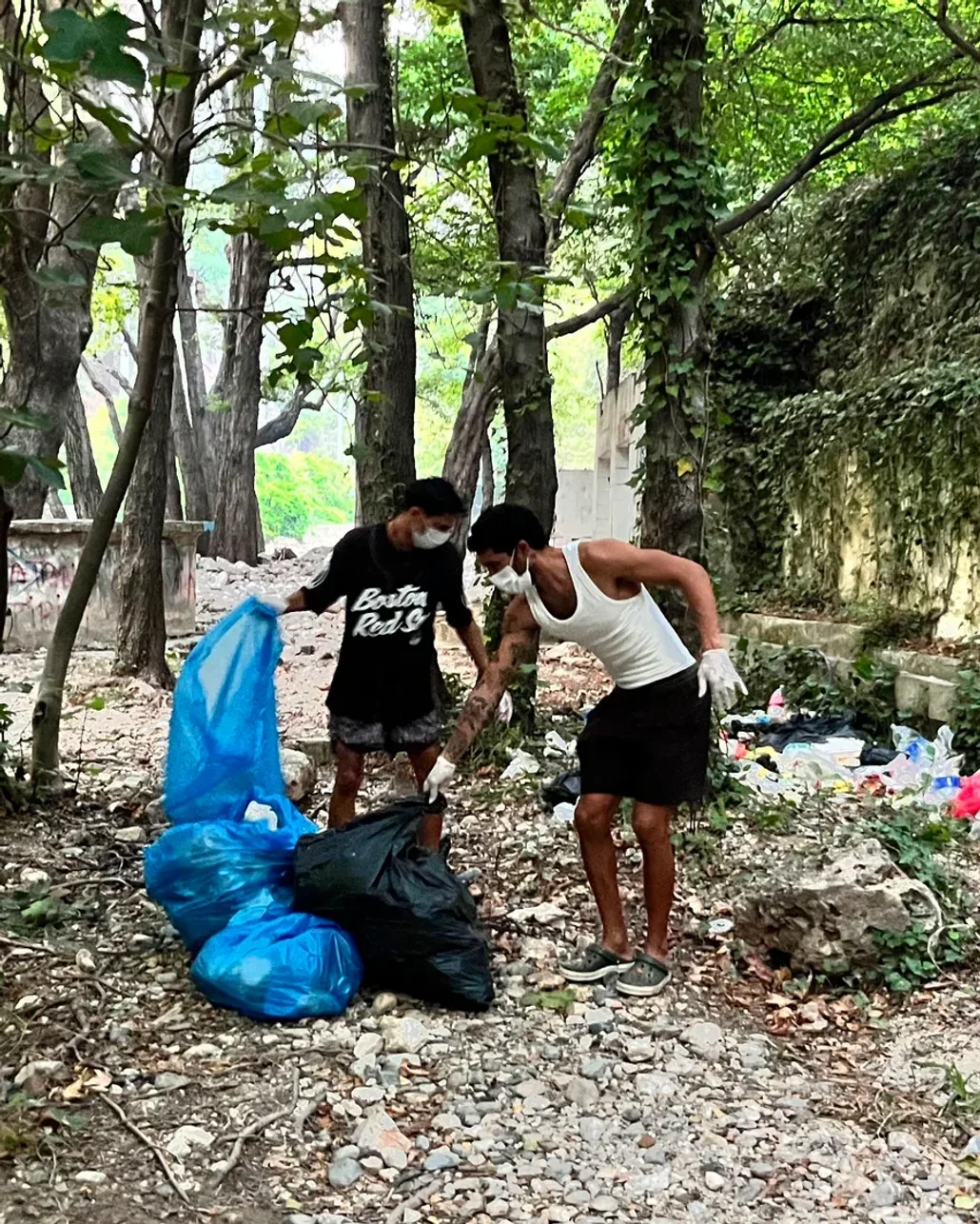 Gezmek için geldikleri yerde kirliliğe duyarsız kalamayıp temizlik yaptılar