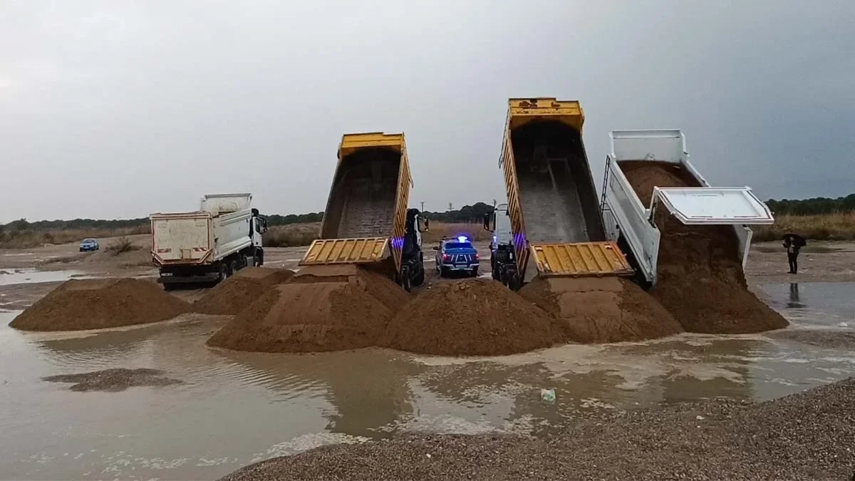 Antalya'da kumları çalıp sahilleri talan etmişlerdi: Kamyonlar dolusu plaj kumu bulundu