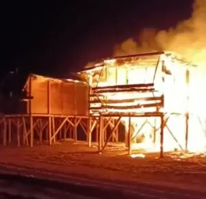 Antalya’da 5 yıldızlı otellere komşu çardaklarda korkutan yangın