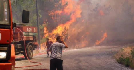 Alanya’da orman yangını devam ediyor, evler tahliye ediliyor