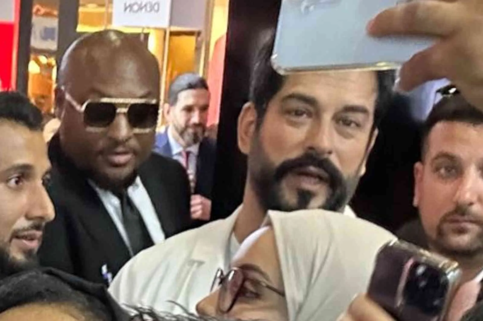 Dubai Turizm Fuarı'nda Burak Özçivit izdihamı