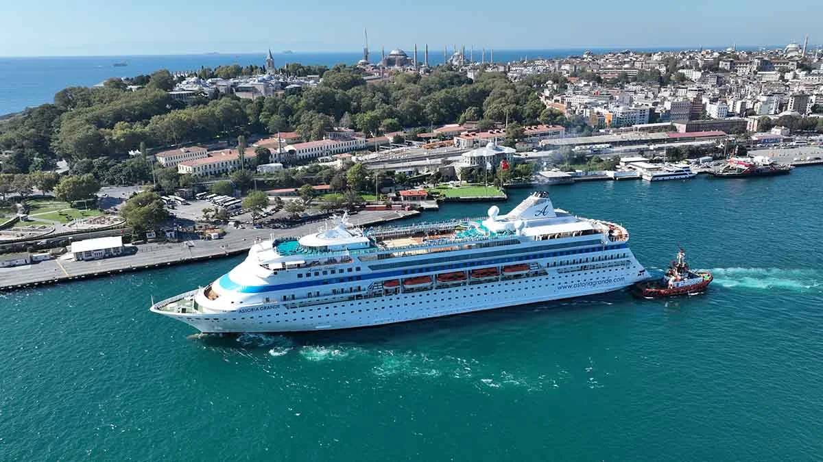 Rusların dev yolcu gemisi İstanbul’a demir attı