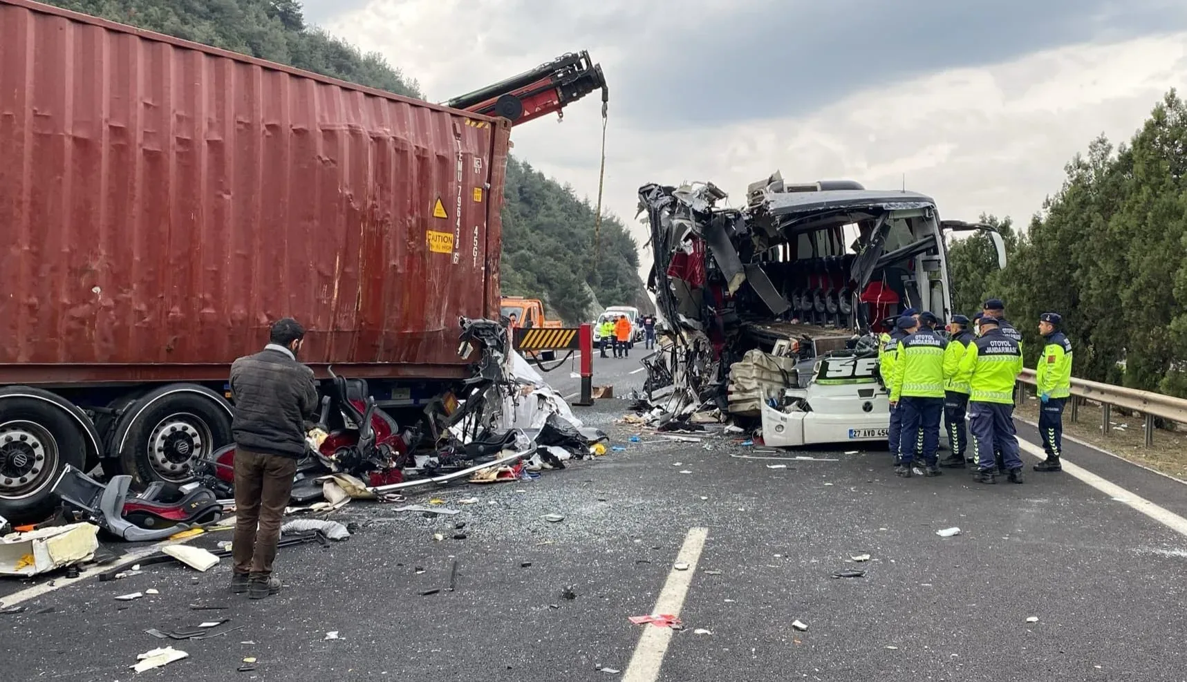 Yolcu otobüsü TIR'a çarptı: 7 ölü, 11 yaralı