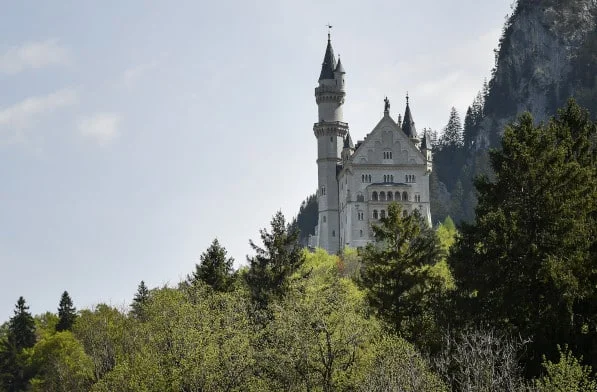 Almanya’da korkunç olay: İki turist kadın 50 metrelik uçurumdan aşağı atıldı